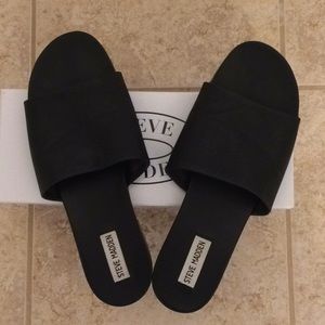 Steve Madden Black Flat/Sandal